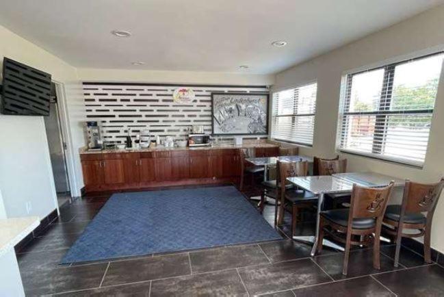 Super 8 By Wyndham Lindenhurst Buitenkant foto