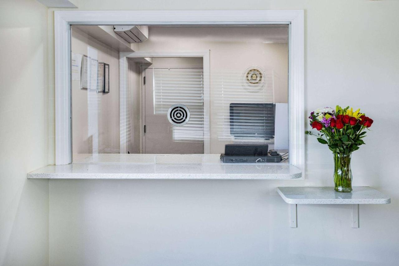 Super 8 By Wyndham Lindenhurst Buitenkant foto
